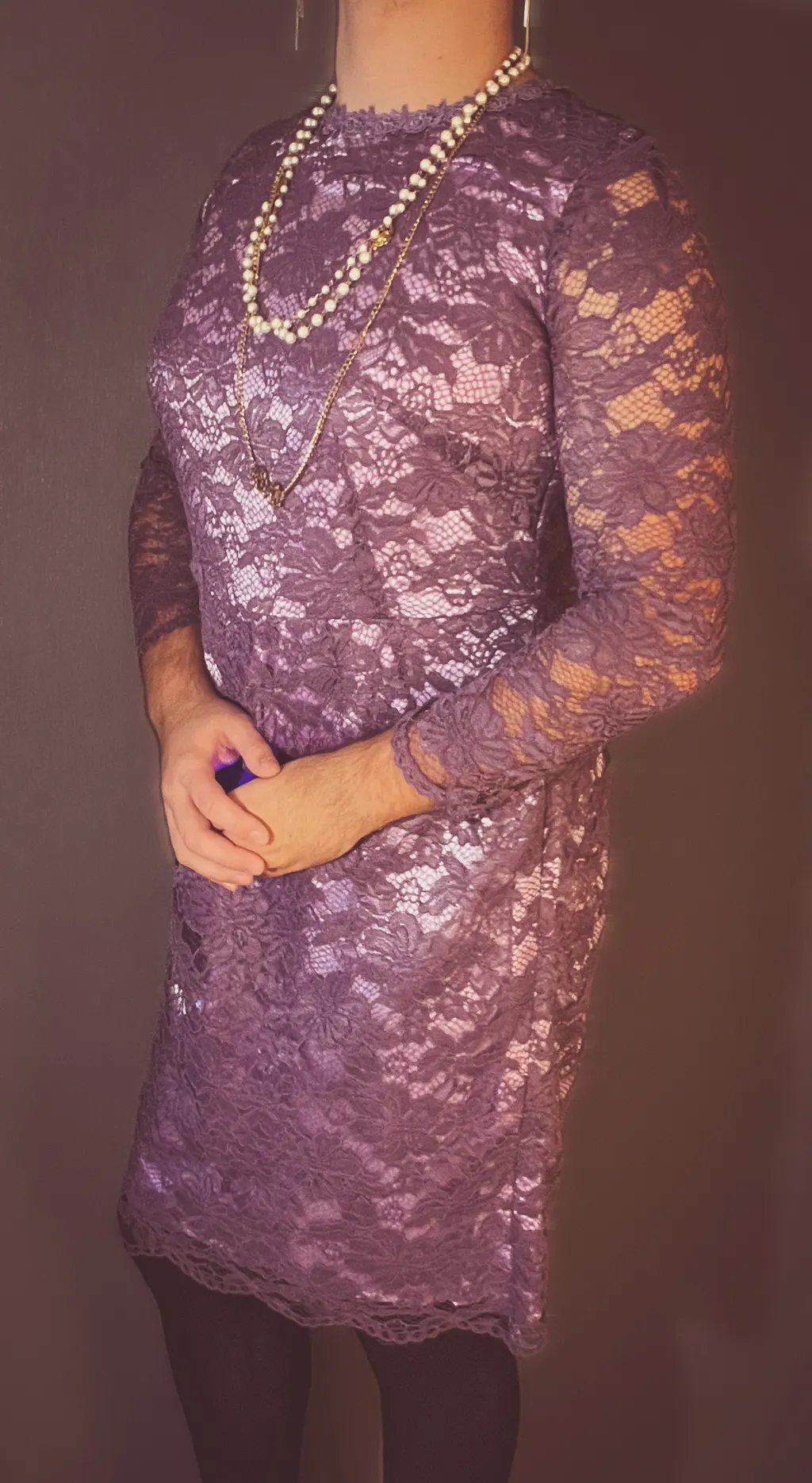 Mann steht im lila Cocktailkleid