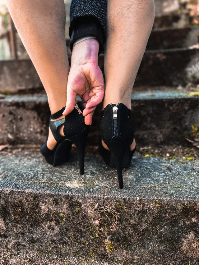 Mann trägt elegante hohe Pumps