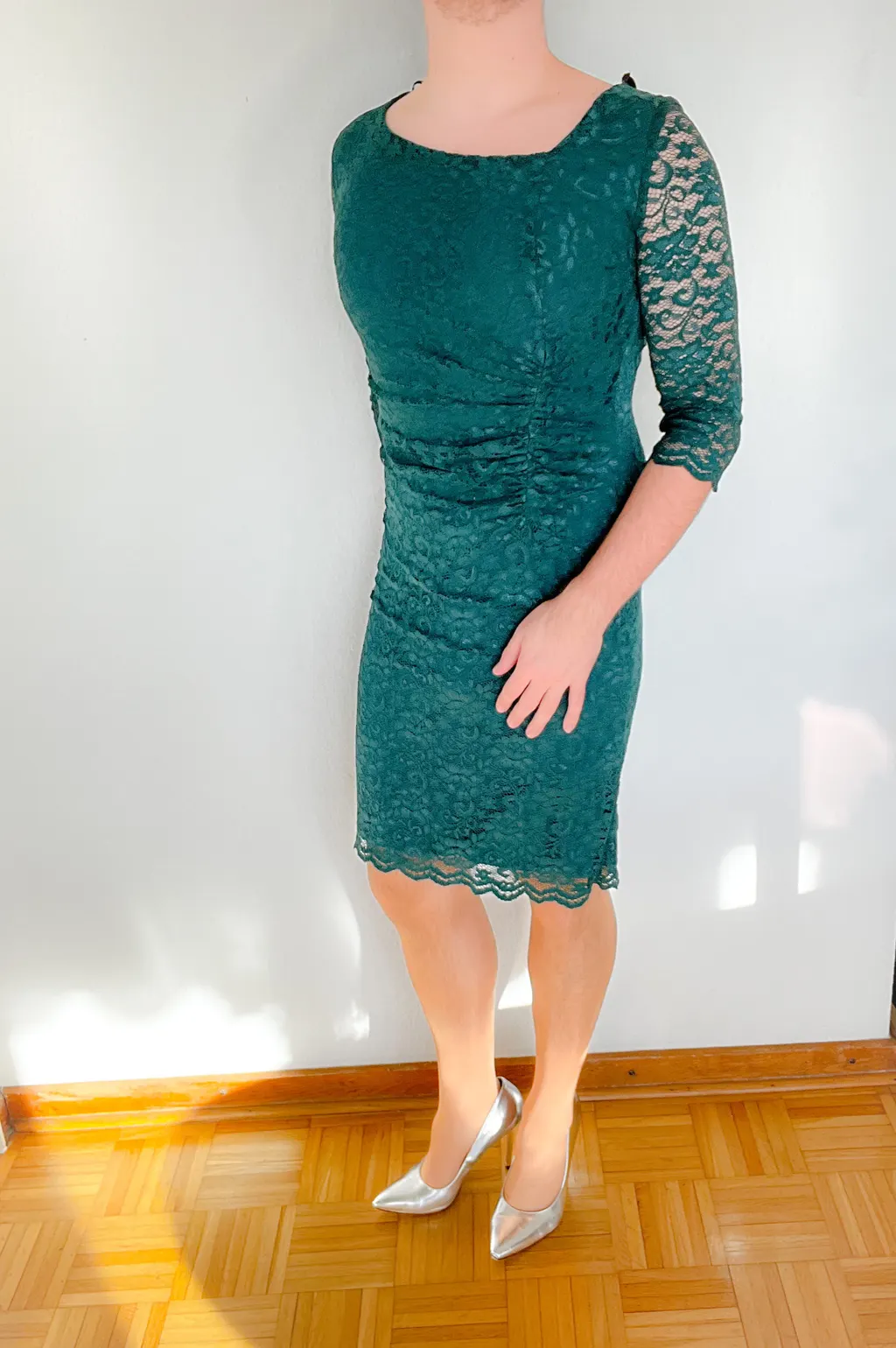 Mann im weißen Brautkleid