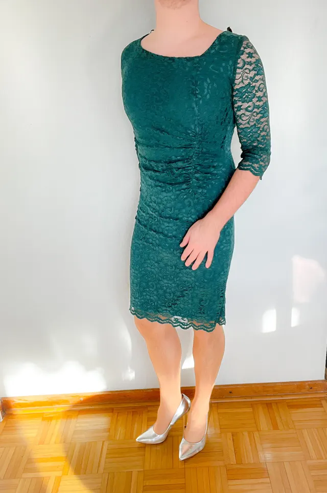 Mann im weißen Brautkleid