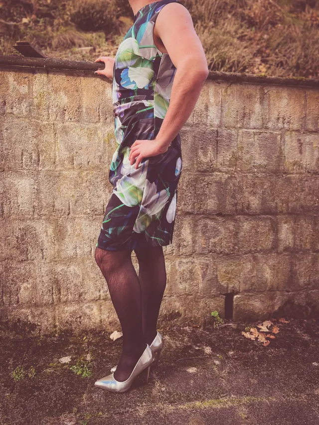 Mann in grünem Cocktailkleid