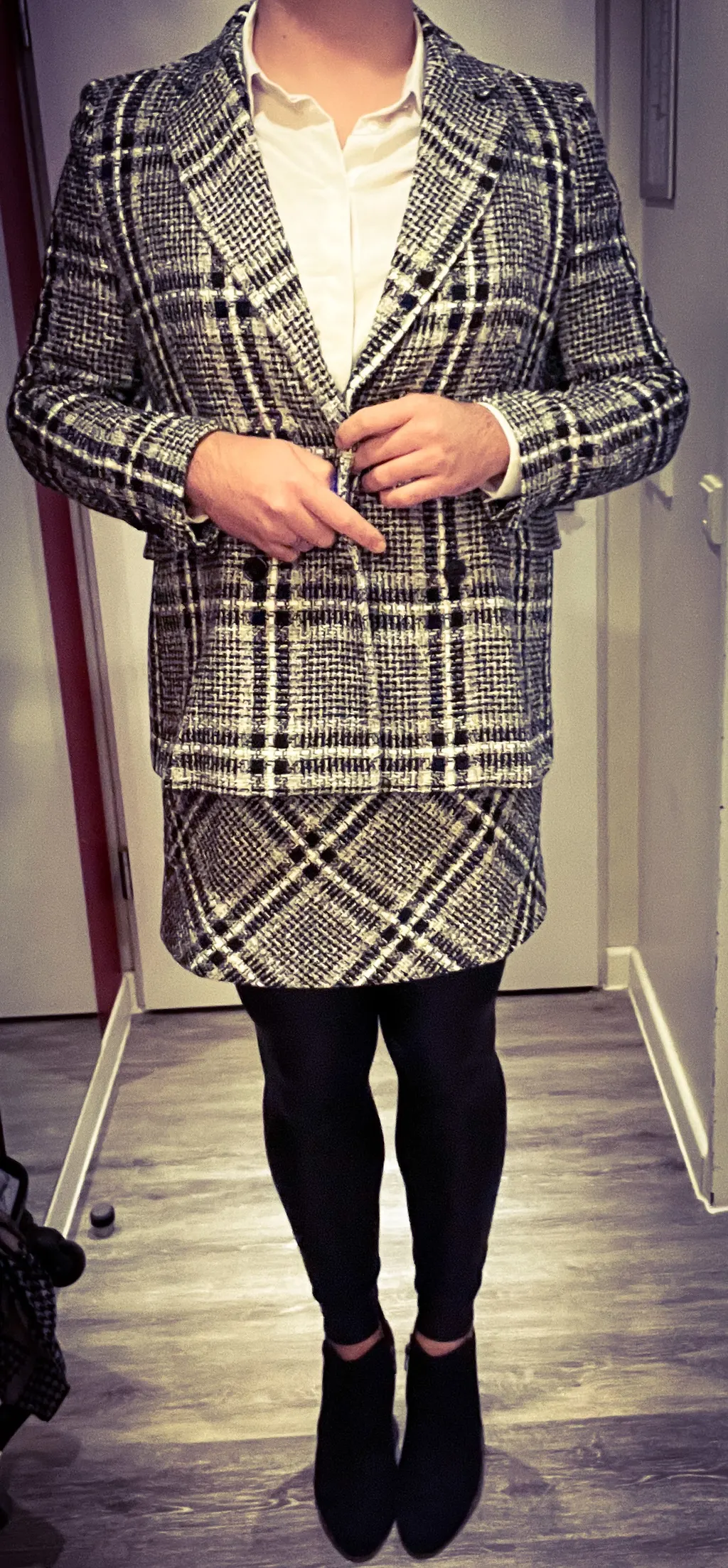 Blazer und Rock an der Hotelbar